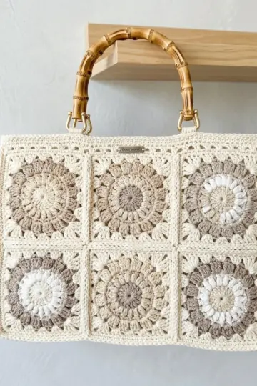 Monochrome Cream Granny Square Bag Free Crochet Pattern